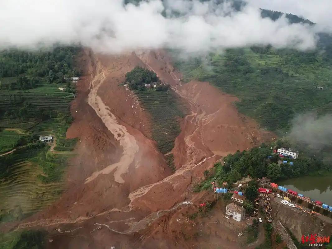 六盘水山体滑坡已致15死30人失联男子陪母亲看病躲过一劫