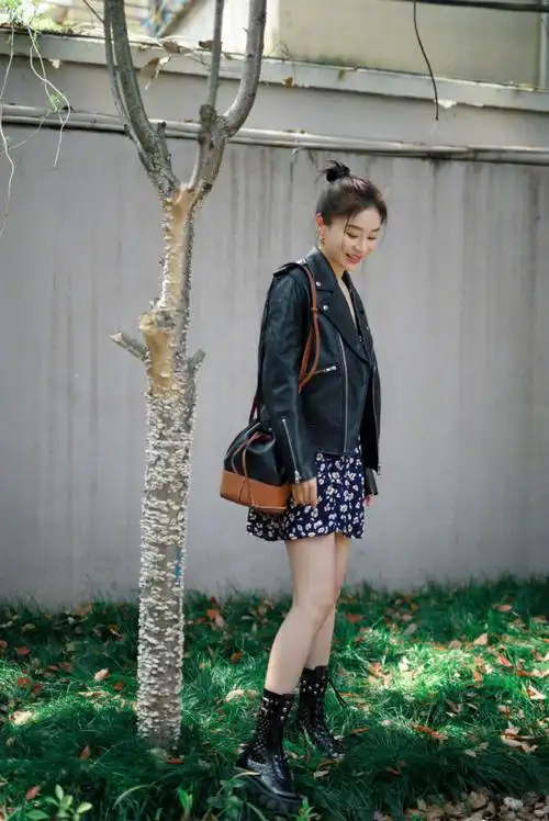 左小青的造型"酷劲十足",皮衣配牛仔裤个性十足,被惊艳到了!