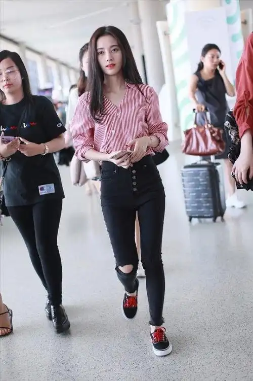 鞠婧祎身材真挺好身穿红白条纹衬衫看起来舒适又时尚