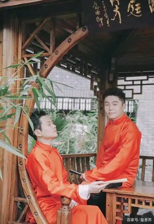 孟鹤堂周九良橙色大褂