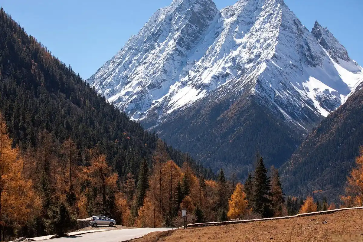 四姑娘山旅游攻略 四姑娘山,这座世界著名的高山,以其雄伟壮丽的景色