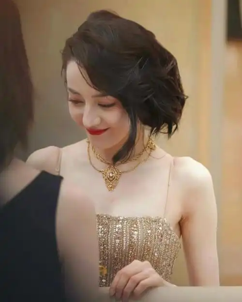 迪丽热巴到底有多漂亮未修图档案生图整个人显得沧桑不已