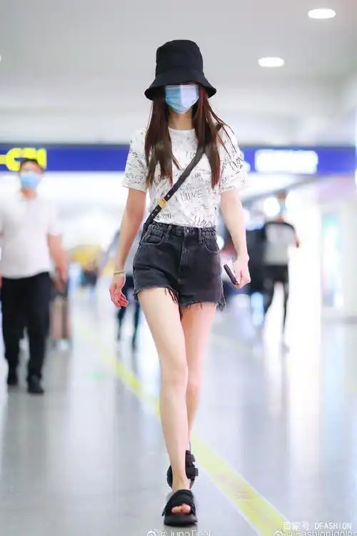 angelababy一组夏日清凉装扮私服照白色t恤搭配黑色牛仔短裤