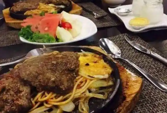 和朋友吃牛排,她非要全熟,以为会被嘲笑,服务员:内行人!