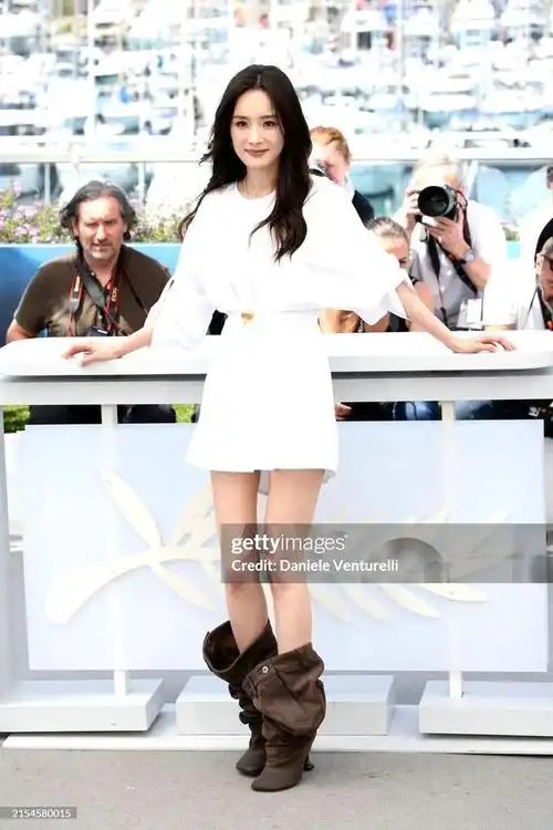 杨幂靴子 杨幂的膝盖,皱纹真的很明显!是不是平时不塑形啊