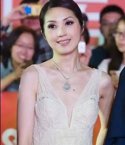 她是香港最后一位唱演双绝的天后,素颜照爆出,无人认得出_杨千嬅