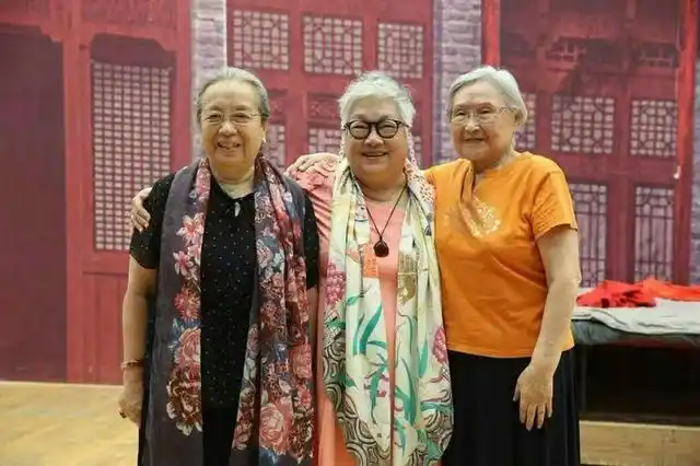 85岁"容嬷嬷"李明启罕见近照曝光 衣着朴素满头白发状态佳