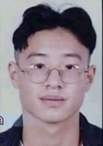 潘玮柏告白吴昕求交往 潘玮柏大学照片惊呆众人 看潘玮柏颜值进化史