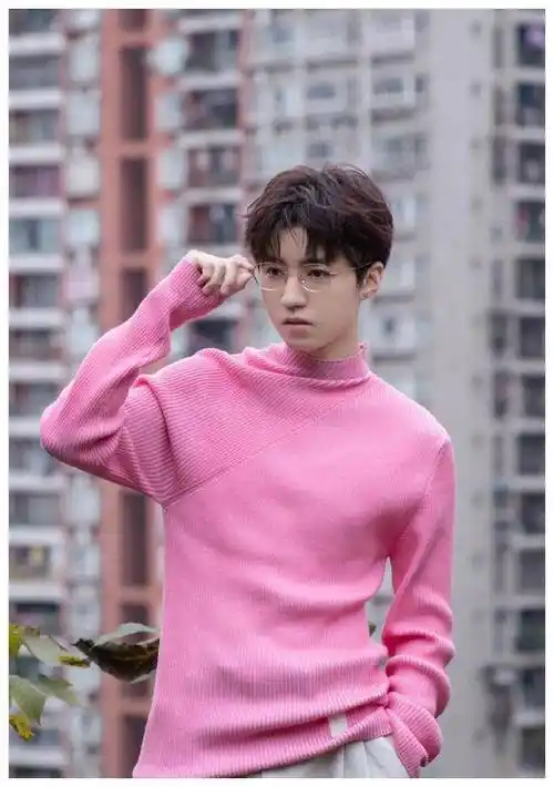 谁说男生不穿粉色,王俊凯粉毛衣好少年,小鬼印花粉t个性十足