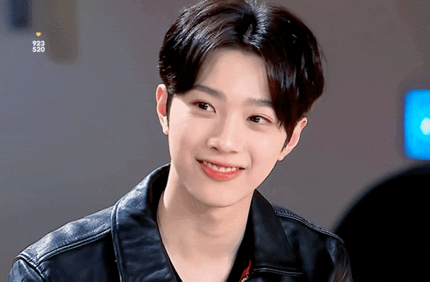 今日,有媒体拍到赖冠霖带着一女生和朋友聚会,赖冠霖还轻轻地搂了一下