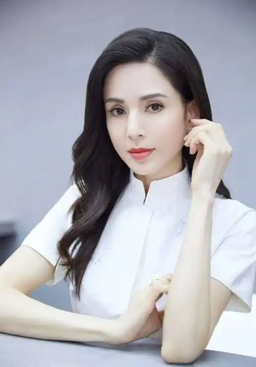 55岁李若彤近照曝光strong/p p红毛丹/strong,发际线引争议,网友:成了