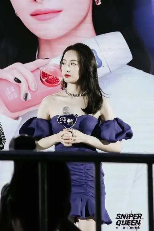 宋茜跪在地上和粉丝合影##宋茜蒙牛纯甄代言人