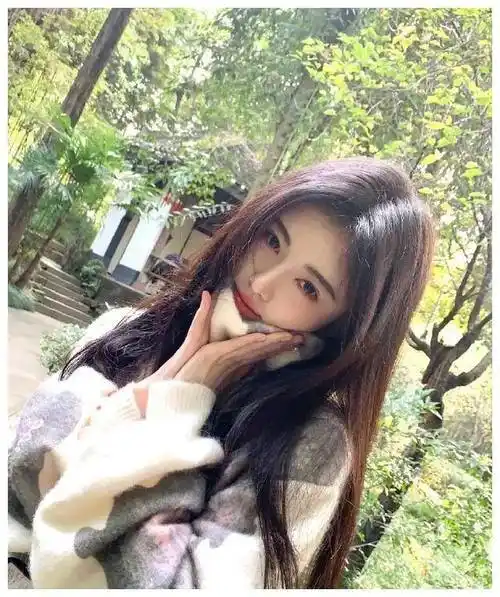 鞠婧祎晒母女照,引发争议:颜值还是真实?娱乐圈如何抉择?