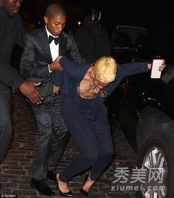 女星走红毯为抢镜摔得四脚朝天