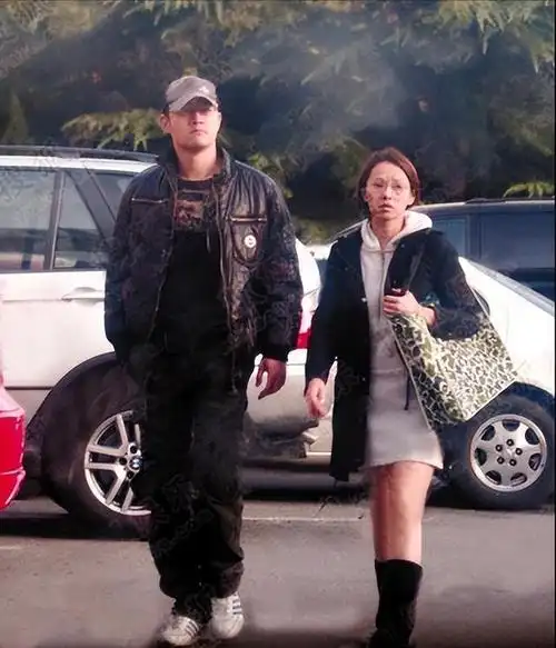 罕见同框!伊能静庾澄庆现身纽约参加儿子毕业典礼哈利穿戴有品味