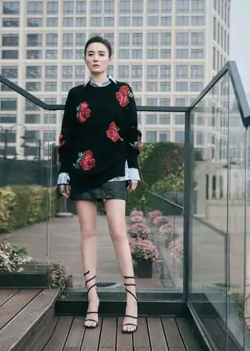 宋佳的气质绝了黑白拼色连衣裙时尚吸睛黑透丝配短靴秒变腿精