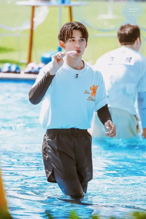 分享几张黄旭熙三亚录制个人很喜欢的路透