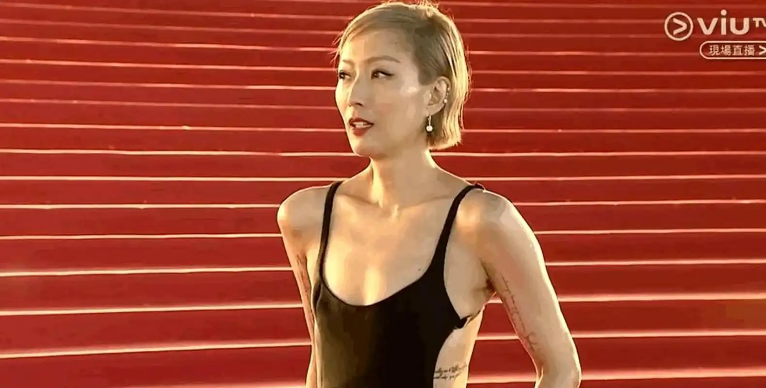 郑秀文穿着泳衣出现在颁奖现场.