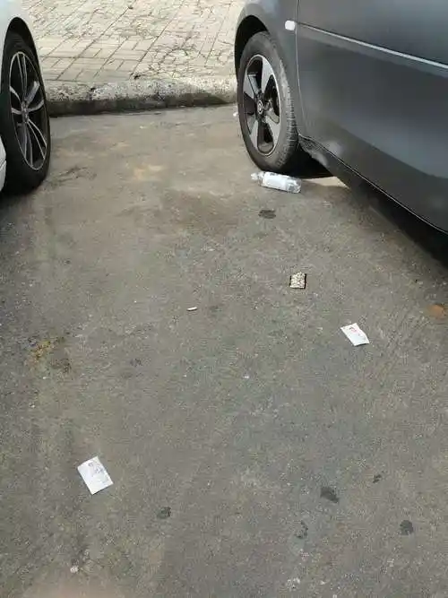 中山南路兴年旺商行门旁路面有烟蒂,烟盒,槟榔渣,果皮,纸屑及塑料垃圾