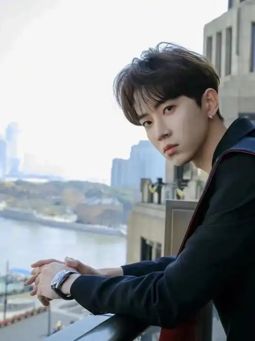 虎年男星戴虎表 #乐华七子next #黄新淳 虎虎生风 摩登现身