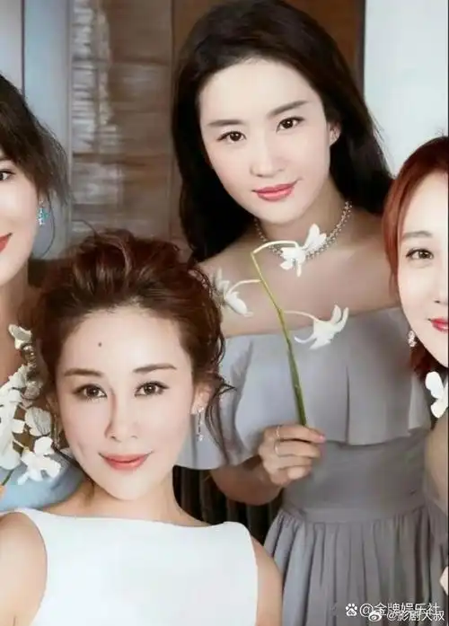 刘亦菲当过三次伴娘每次都低调穿搭刻意收敛美貌