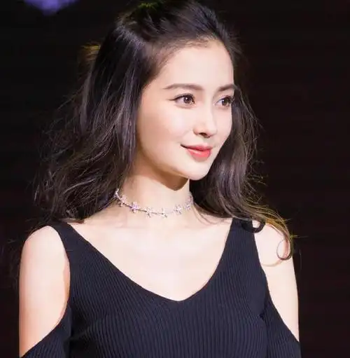 每次看到杨颖的美图,喷子们最喜欢说的就是p图了抠图了整容了