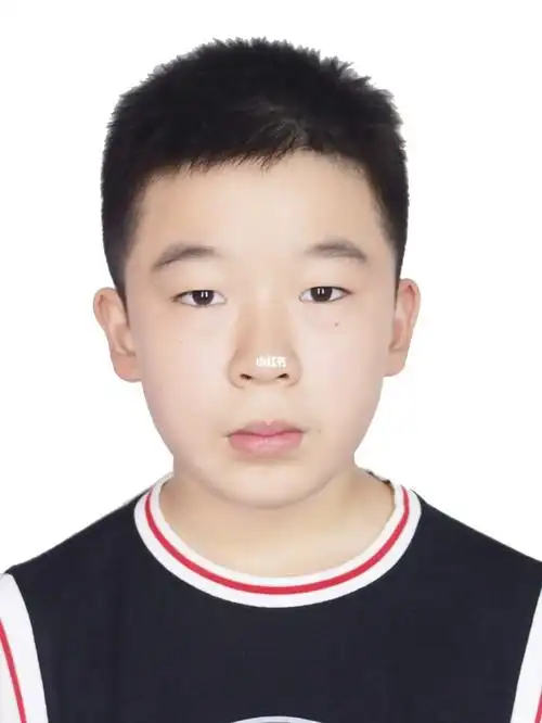 单眼皮小男生的证件照