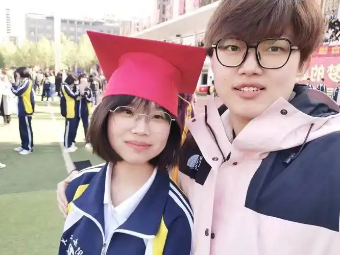 酿成醇香的酒——记衡水二中高二2级部教师王丹_管理_成绩_校服