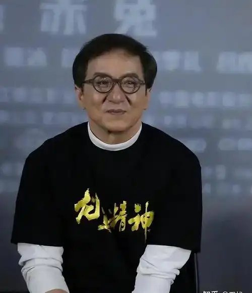 70岁成龙现身最新活动老者如少年头发花白尽显魅力