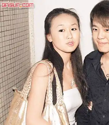 娱乐动态 花边绯闻     霍震霆三公子霍启仁的女友rebecca,前晚出席