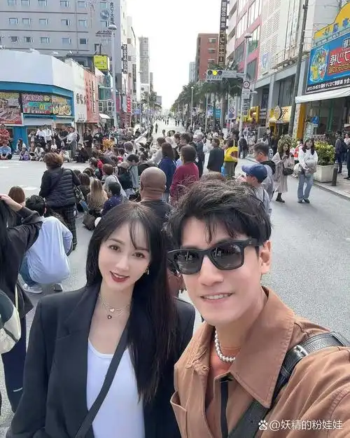 陈乔恩又和老公艾伦出去旅游了,牛仔短裤搭配hello kitty丝袜好抢镜