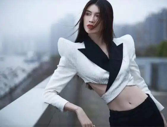 何穗再次靠身材出圈短款西装大秀纸片腰屏幕装不下大长腿