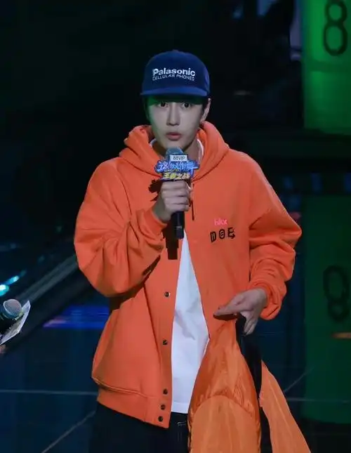 王一博固粉只需要跳舞底裤都能卖爆绿海应援从不缺席