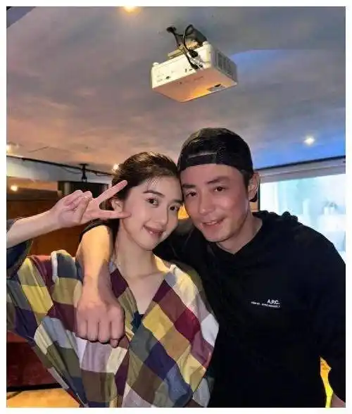 霍建华李凯馨亲密合照,明知对方已婚却毫不避嫌,引发争议!