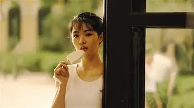 片中钟楚曦饰演的萧穗子以作者严歌苓为原型.