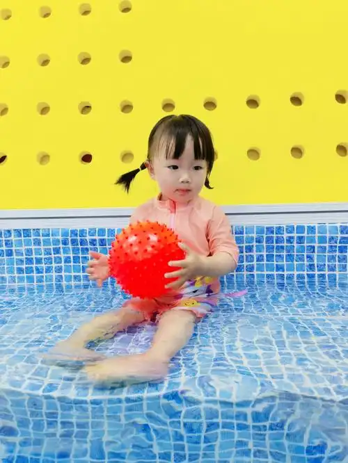 今天我是一个爱游泳的小女孩