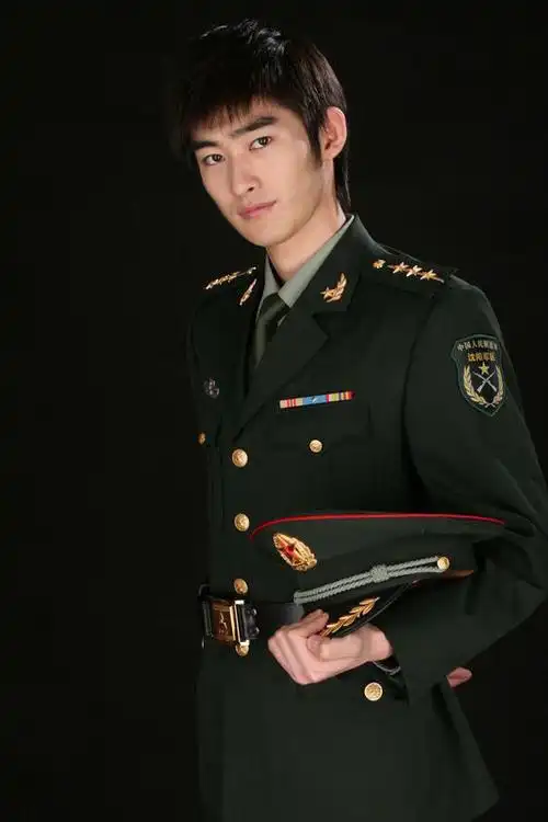 早期张翰的军装照,也是一本正经的英俊啊!