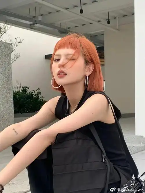 今夏最火女士发型揭秘,橙色染发与眉上刘海波波头