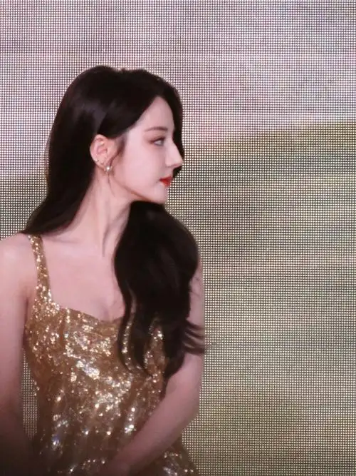 #人群中的迪丽热巴#