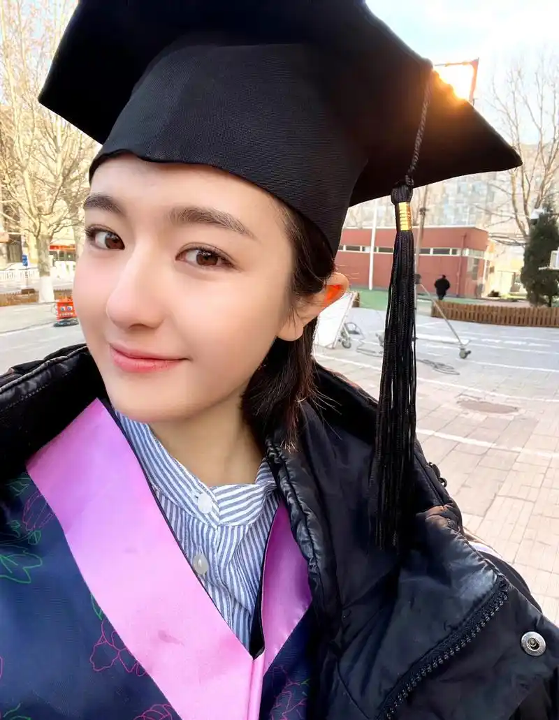 李兰迪额头被砸破皮了,女明星重颜值,李兰迪穿学士服照毕业证,本来挺