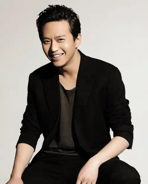 2012子弹头男生发型,各种款迷倒万千mm 一,邓超短发飞机头  邓超这款