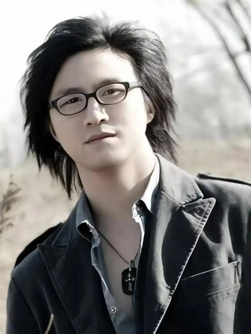 汪峰年轻时几张旧照——丑帅丑帅的! 怎么说呢?