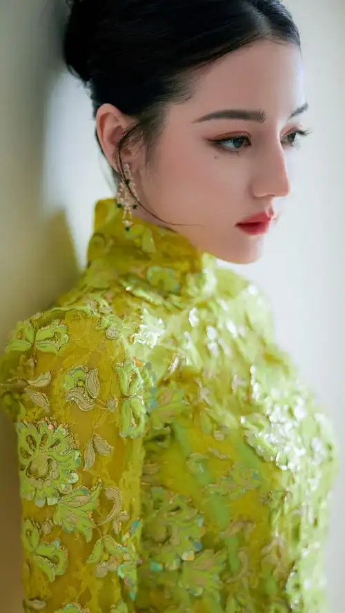 迪丽热巴金色露背旗袍造型