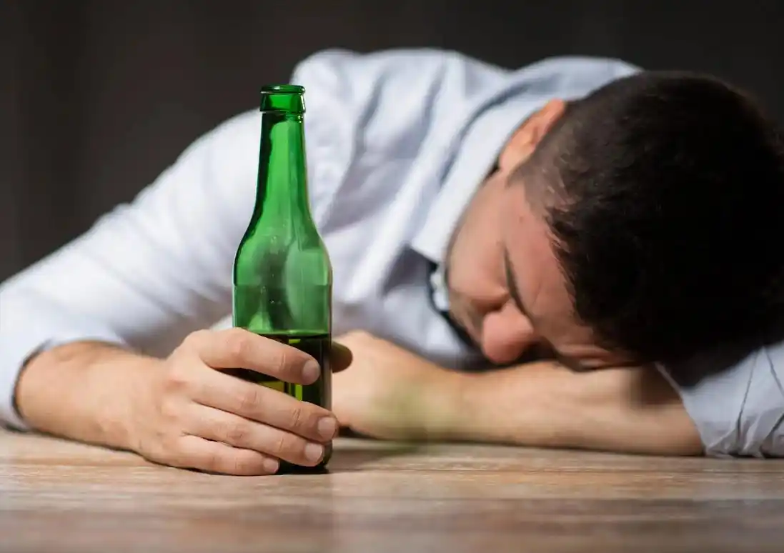 男人过40之后要对自己好一些,喝酒不要只图便宜,也要看看质量