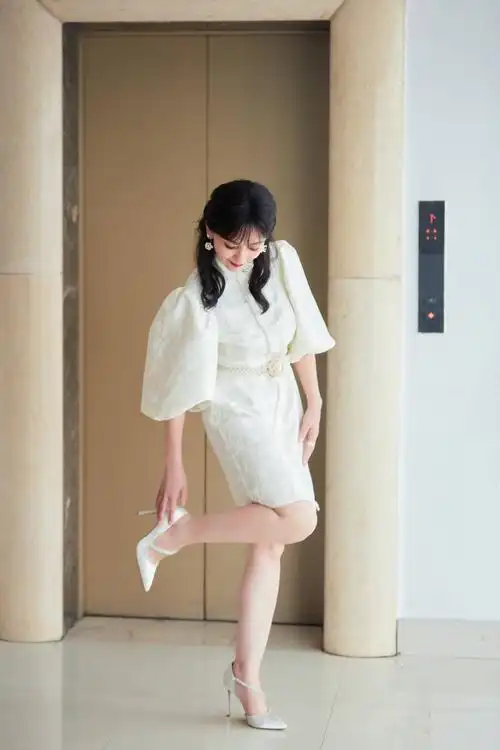 赵雅芝白色泡泡袖短裙秀美腿 持粉色玫瑰人比花娇