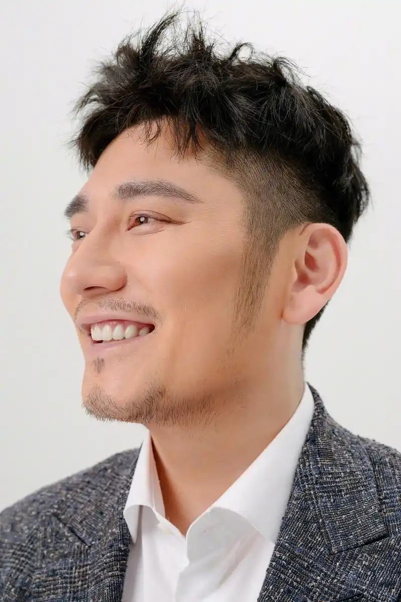 8月25日,近期因体重问题备受关注的钱枫在微博晒出一组新写真,不同于