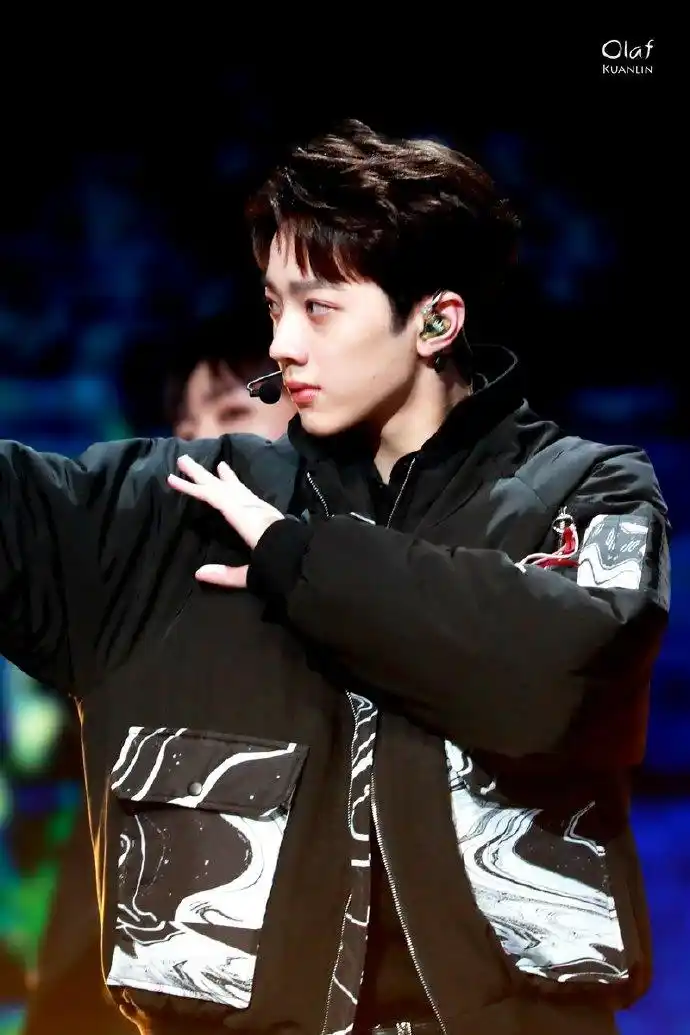 赖冠霖17年今日分享 唱跳男孩的心空时刻