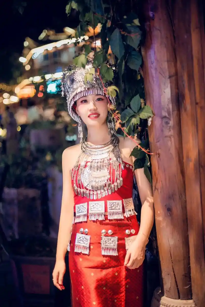 这次不下蛊,给你种下平安符#苗疆女子 #少数民族风情 #写真 - 抖音