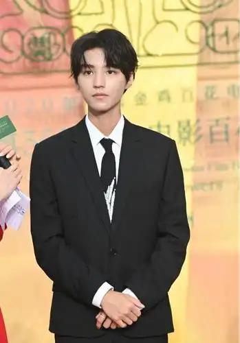 百花奖闭幕式的另一位主持人王俊凯则是撞色领带搭配西服,十分帅气.