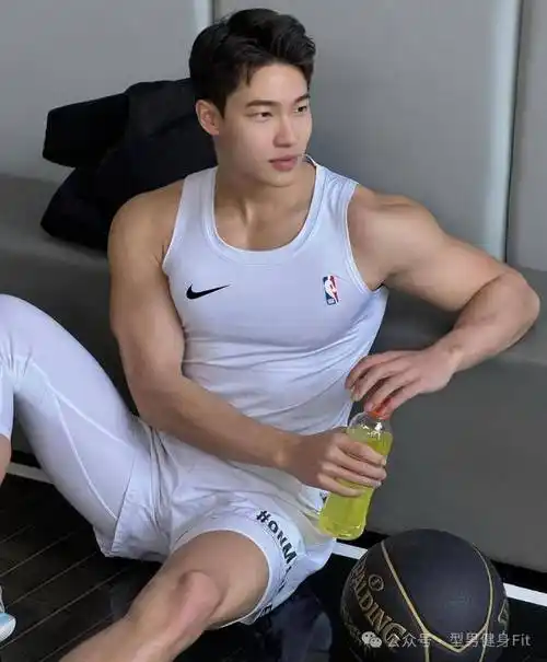 一组高质量的亚洲肌肉男写真